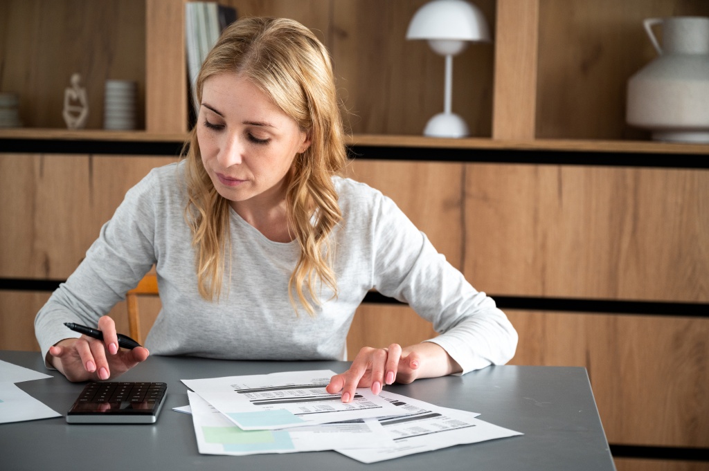woman-calculate-utility-bills-checking-household-finances-taxes-machine.jpg квитанции