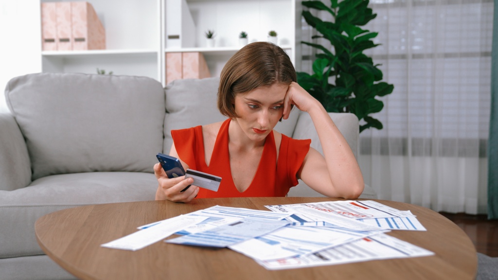 stressed-young-woman-has-financial-problems-credit-card-debt-pay-prim.jpg телефон